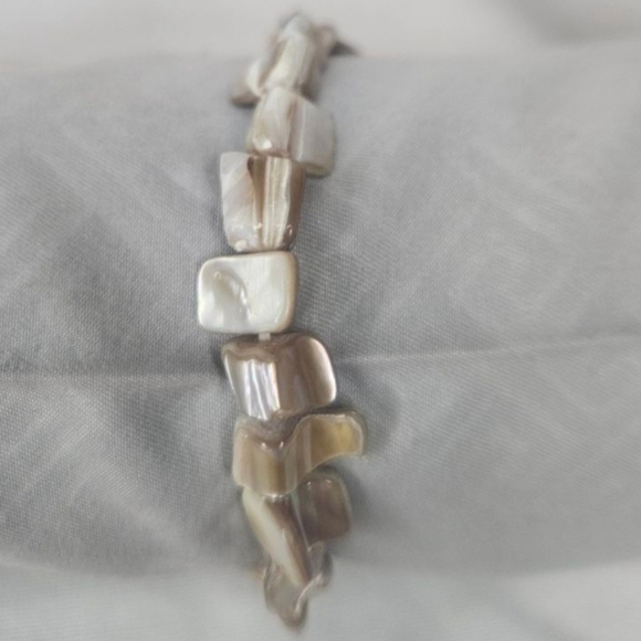 Vintage Mother of Pearl Beaded Stretch Bracelet EUC 1980s-1990s Sz 7 0.25" Wide - Picture 1 of 7